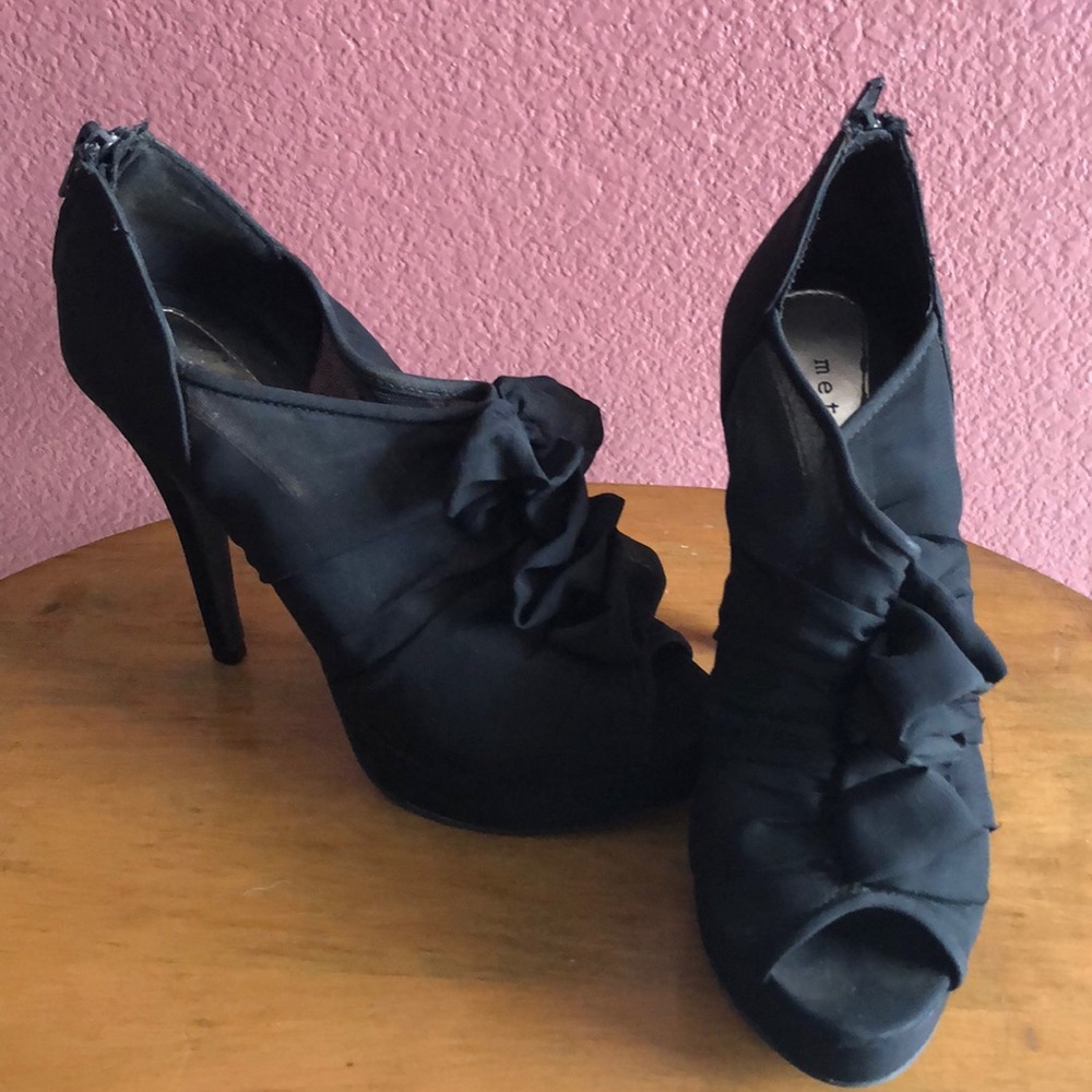 Platform ruffled heels